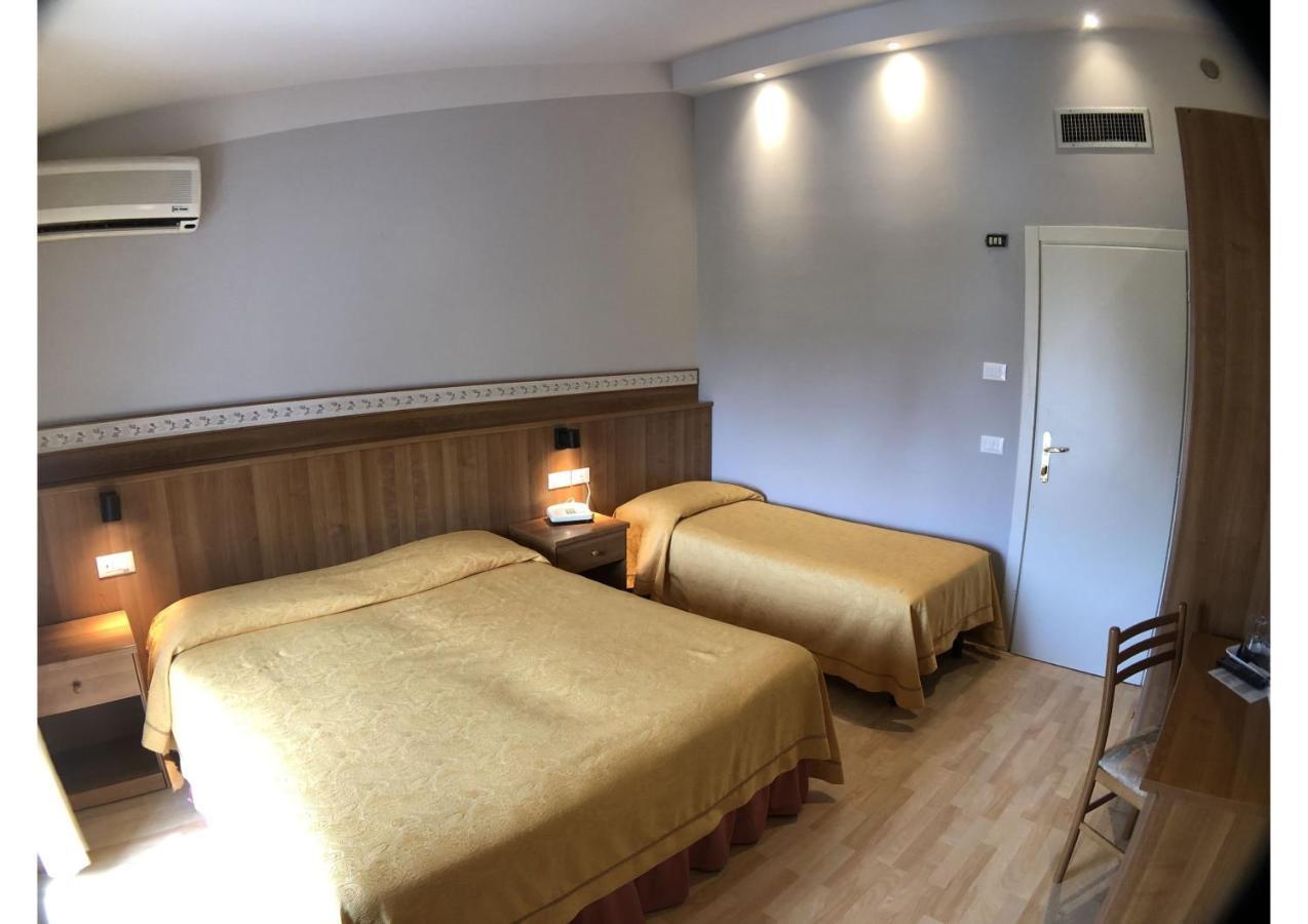 פאדנג'ה סול גארדה Hotel La Bussola מראה חיצוני תמונה