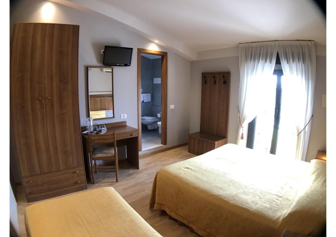 פאדנג'ה סול גארדה Hotel La Bussola מראה חיצוני תמונה