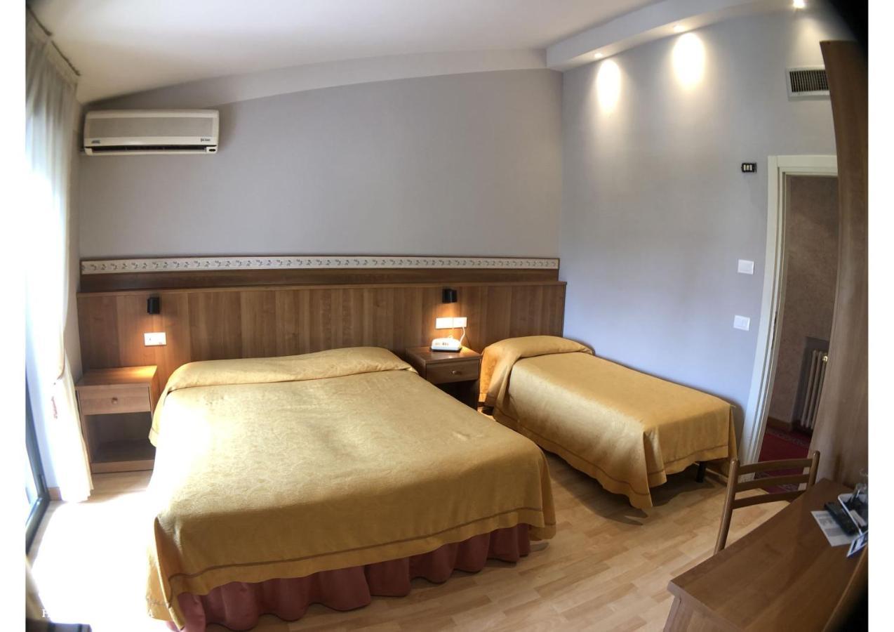 פאדנג'ה סול גארדה Hotel La Bussola מראה חיצוני תמונה