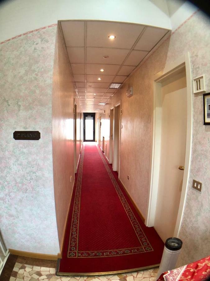 פאדנג'ה סול גארדה Hotel La Bussola מראה חיצוני תמונה